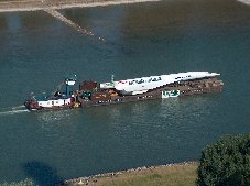 Der Transport der Concorde auf dem Rhein nach der Landung am Flughafen Karlsruhe / Baden-Baden