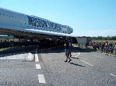 Der Transport der Concorde an den Rhein nach der Landung am Flughafen Karlsruhe / Baden-Baden