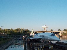 Der Transport der Concorde auf dem Rhein nach der Landung am Flughafen Karlsruhe / Baden-Baden