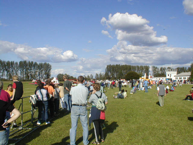 Zuschauer beim Flugplatzfest in Linkenheim