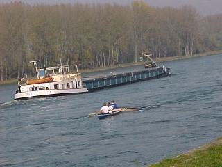 Schiff auf dem Rhein bei Neuburgweier